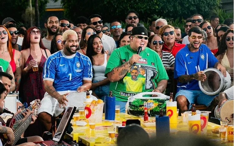 Menos é Mais lança “Champagne” em projeto gravado nas ruas