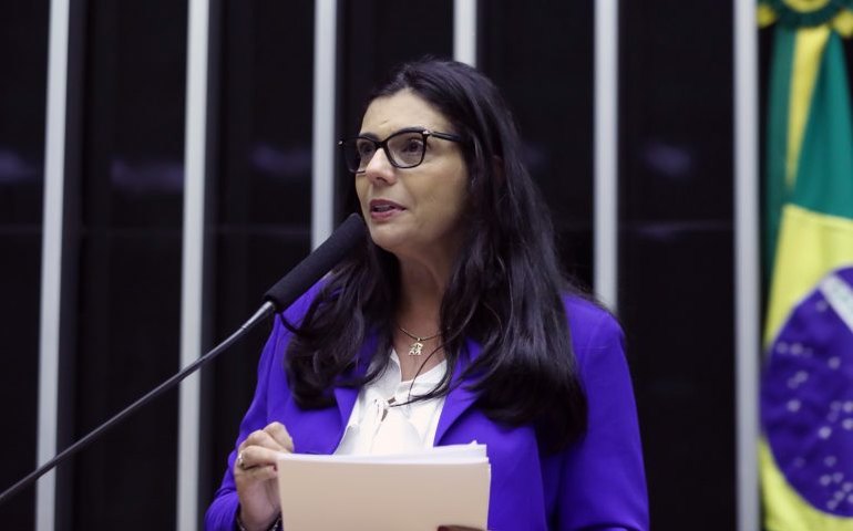 Comissão aprova projeto que aumenta pena para agressor de mulher que descumprir medida protetiva