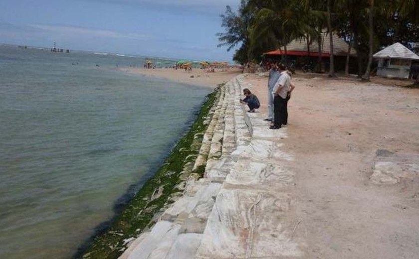 Técnicos visitam áreas com obras de contenção da erosão marinha