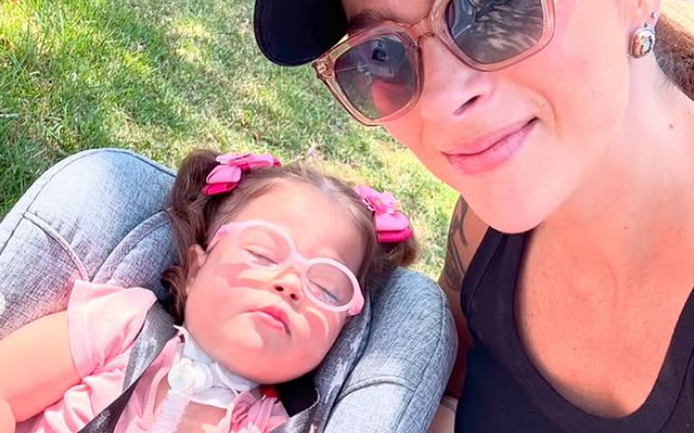 Filha de Juliano Cazarré recebe alta após 3ª internação