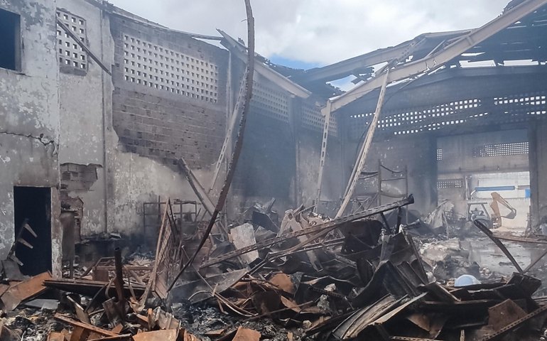 Corpo de Bombeiros combate incêndio em loja de produtos químicos em Maceió