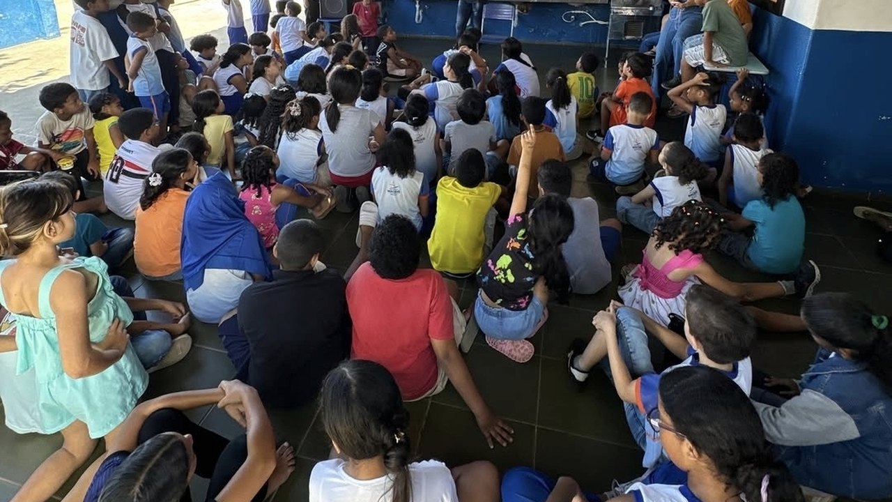 Ex-jogador motiva estudantes em palestra de preparação para o Saveal