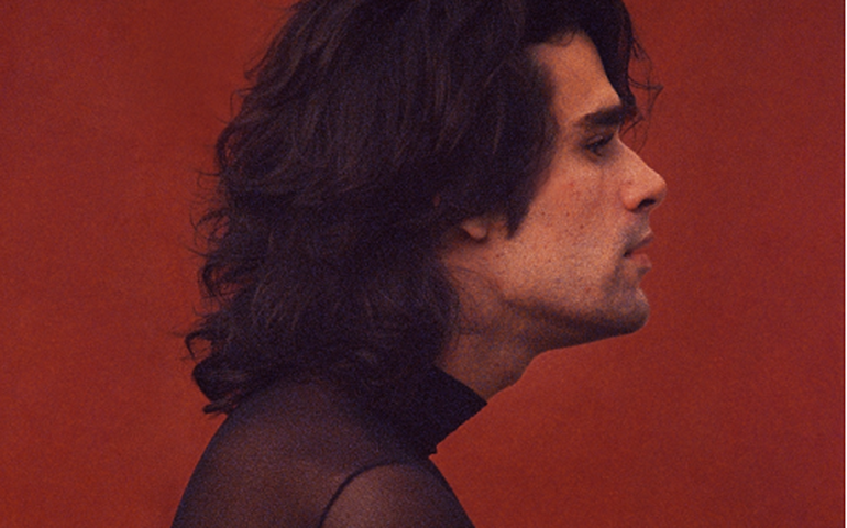 Após ganhar Latin GRAMMY, Zé Ibarra lança álbum solo