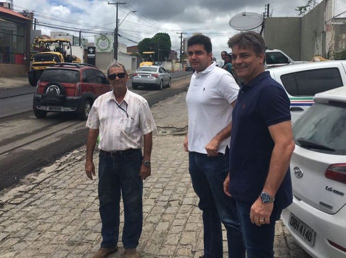 Prefeito Rui Palmeira vistoria obras de recapeamento na Avenida Rotary