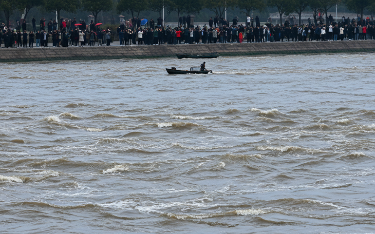 Admire o impressionante padrão criado pelas ondas da maré do rio Qiantang, na China