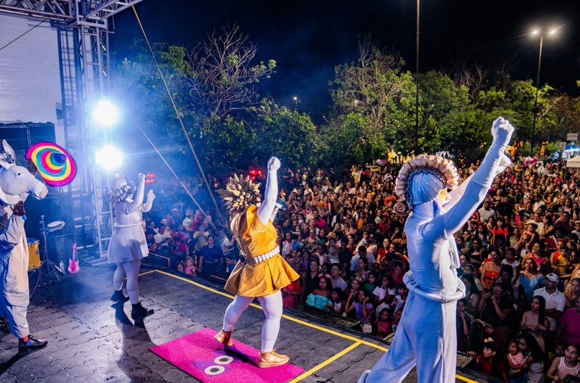 Crianças celebram a magia do natal no Bosque das Arapiracas