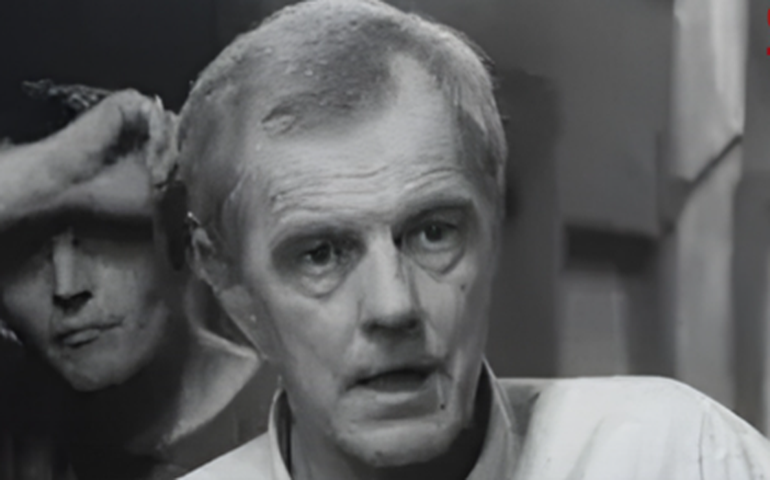 Morre Peter Watkins: conheça o legado do vencedor do Oscar e pioneiro dos docudramas