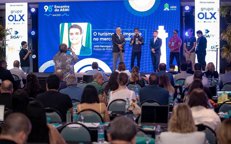 JHC destaca Maceió como cidade de oportunidades em encontro da ABMI