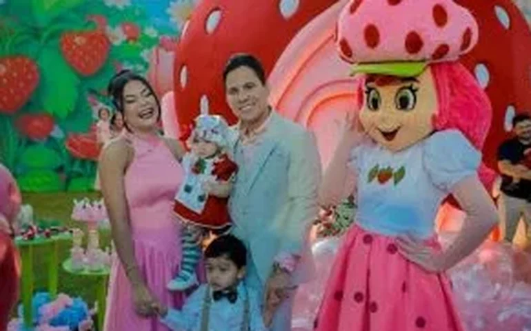 Influenciadora Rayssa Buq celebra 1º ano de sua filha Olívia, com festa temática da Moranguinho