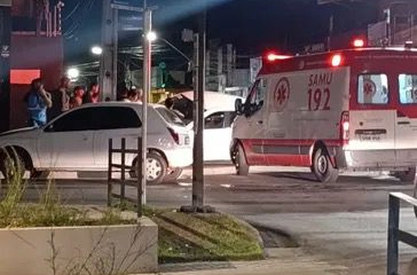 Mulher fica ferida em um acidente entre dois carros em Arapiraca