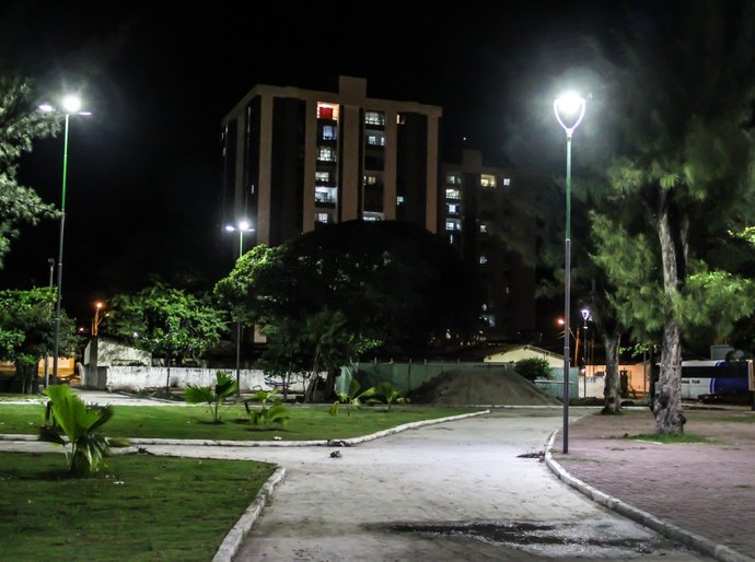 Reforma e iluminação transformam rotina na Praça da Faculdade