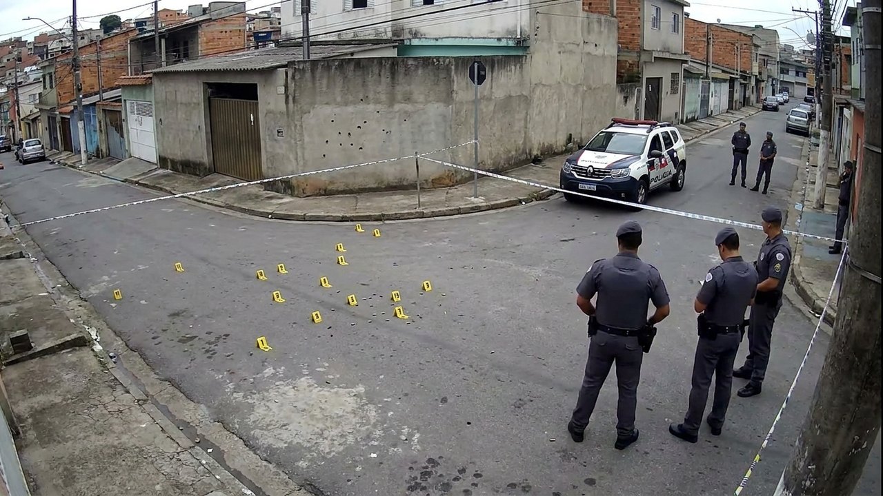 Câmera registra policiais disparando 45 tiros em jovem que ameaçava se suicidar em SP