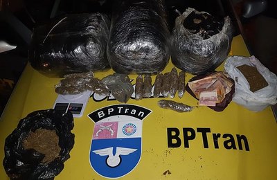 Polícia pende dois por tráfico e apreende 12,5 kg de maconha