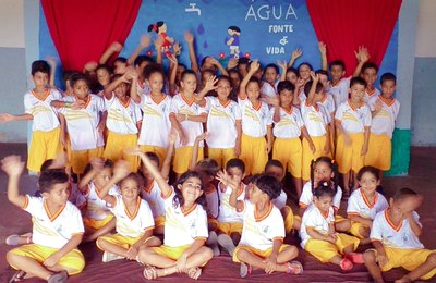 Fardamentos escolares já começaram a ser entregues nas escolas municipais pela Semed em Penedo