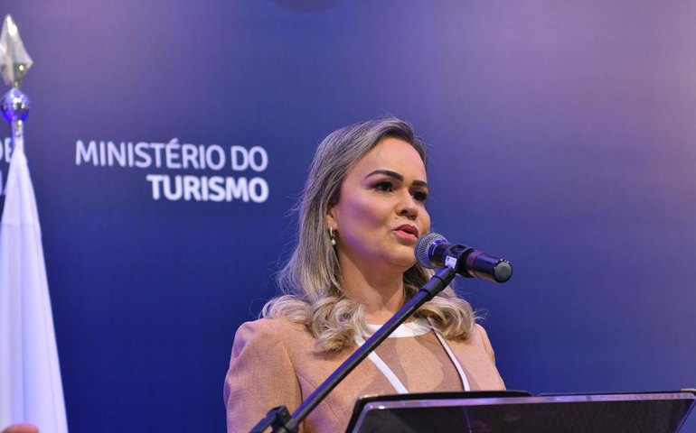 Daniela Carneiro não comparece à posse de sucessor no Turismo e sequer é citada em cerimônia