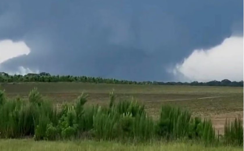 EUA: tornado atinge sul do país, tira carros de rodovias e deixa milhares sem luz