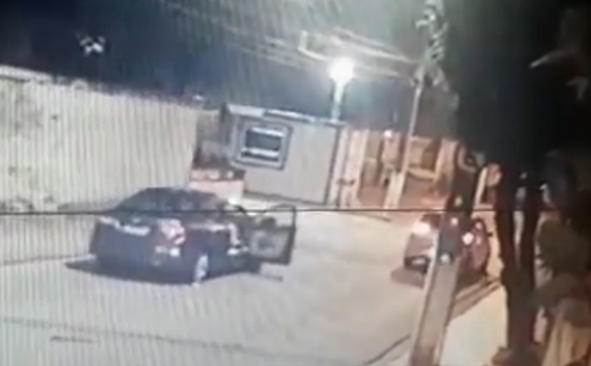 Mulher é agredida dentro de carro em movimento; veja o vídeo