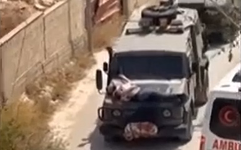 Exército de Israel amarra palestino a capô de veículo na Cisjordânia