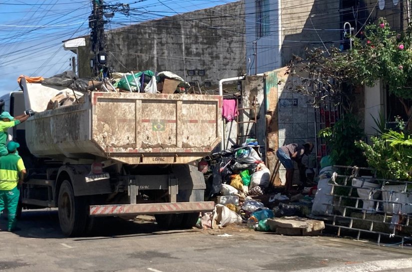 Vigilância Sanitária recolhe seis caçambas de entulho em residência no Santo Amaro