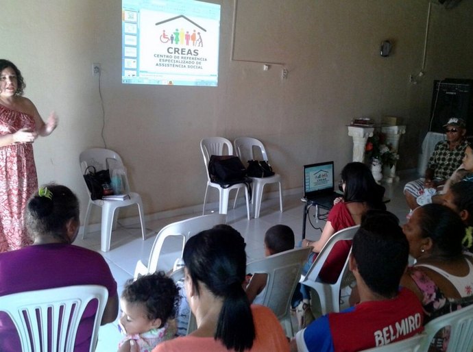 Ação do Creas Jatiúca informa população sobre serviços da unidade