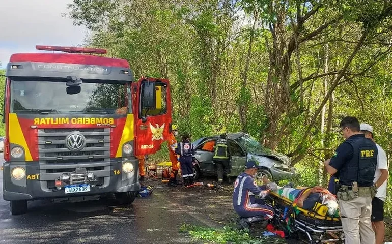 Colisão com árvore deixa quatro feridos e mobiliza helicóptero dos Bombeiros na BR-104