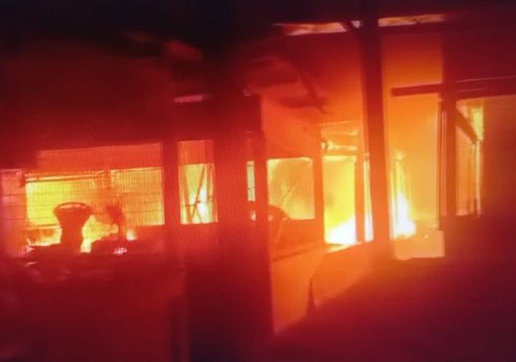 Incêndio destrói barracas do Mercado da Produção, em Maceió