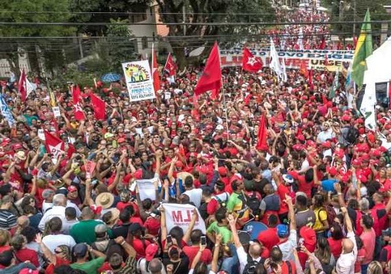 Dia do Trabalho reúne milhares em ato pró Lula na PF em Curitiba