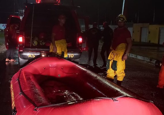 Mais de 40 são resgatadas de casas em Rio Largo