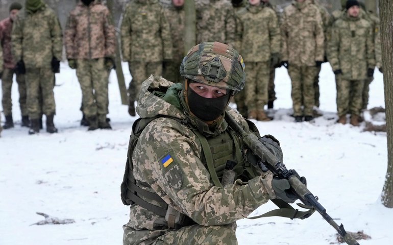 Ucrânia mantém recrutamento de colombianos, mesmo após proibição no Congresso