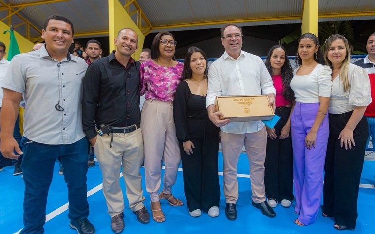 Prefeito Luciano conhece jogo pedagógico criado na rede municipal de ensino