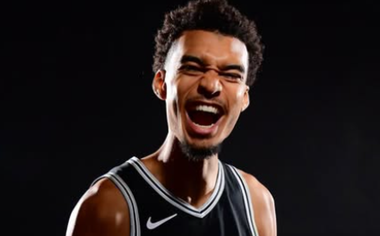 Wembanyama rouba cena em estreia de Flagg, anota 40 pontos e Spurs vencem Mavericks na NBA