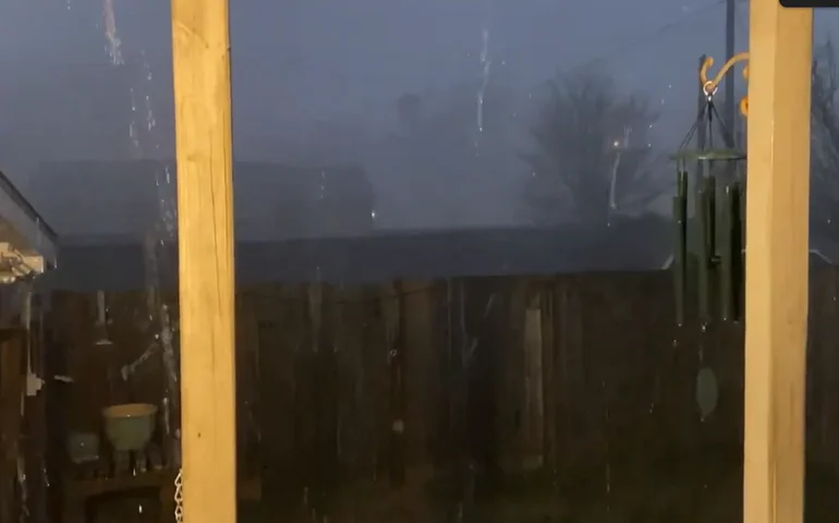 Granizo ricocheteia no chão enquanto tempestades severas atingem o norte do Alabama