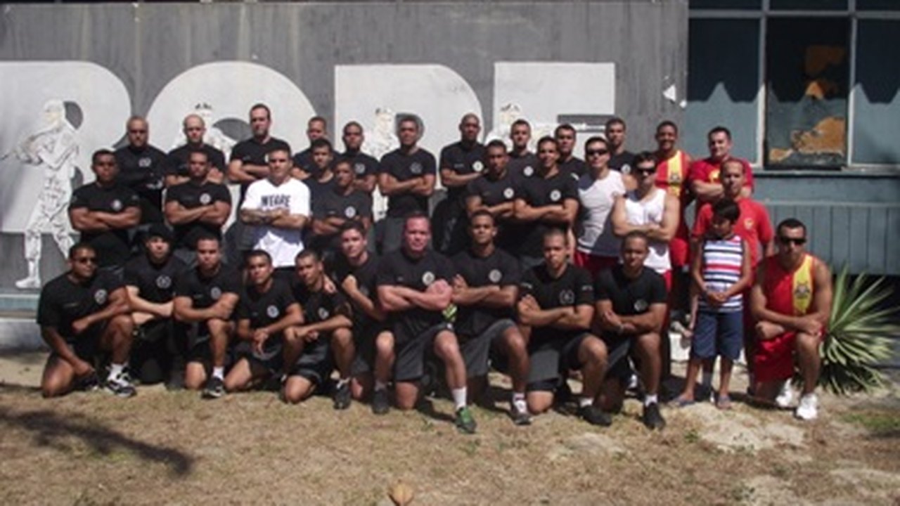 Lutador de MMA realiza treinamento com policiais do Bope