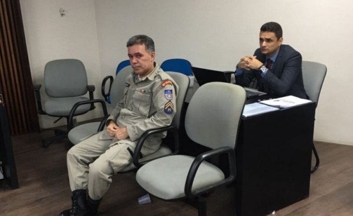 Militar acusado do crime sentando no banco dos réus no fórum