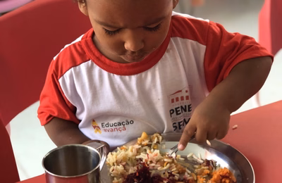 Prefeitura de Penedo moderniza merenda escolar com novos utensílios em aço inox