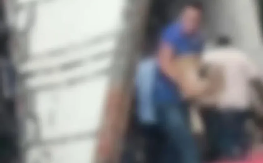 Caminhão carregado de queijos tomba e carga é saqueada na BR-101