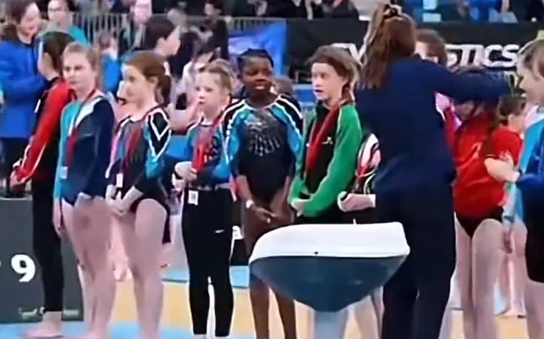 Mãe de jovem ginasta ignorada em premiação admite dor e não crê em 'desculpa genuína'