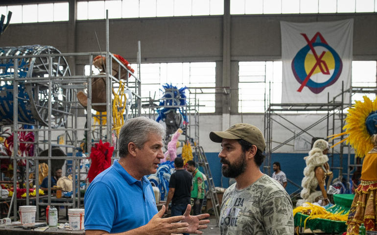 Quaquá promete cobrir salário de Leandro Vieira para manter carnavalesco na União de Maricá