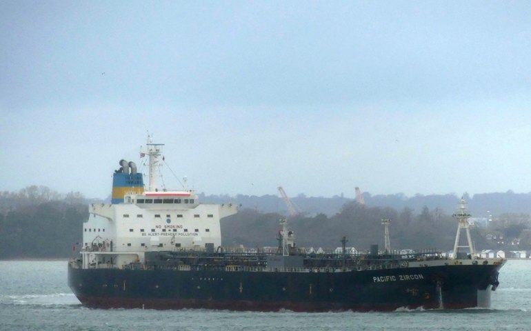 Navio petroleiro foi atingido por bomba de drone na costa do Omã, diz autoridade