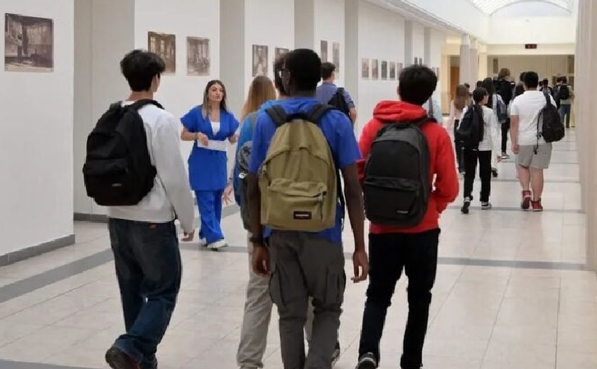 Polêmica: adolescente acusado de praticar bullying sai algemado de sala de aula pela polícia, na França