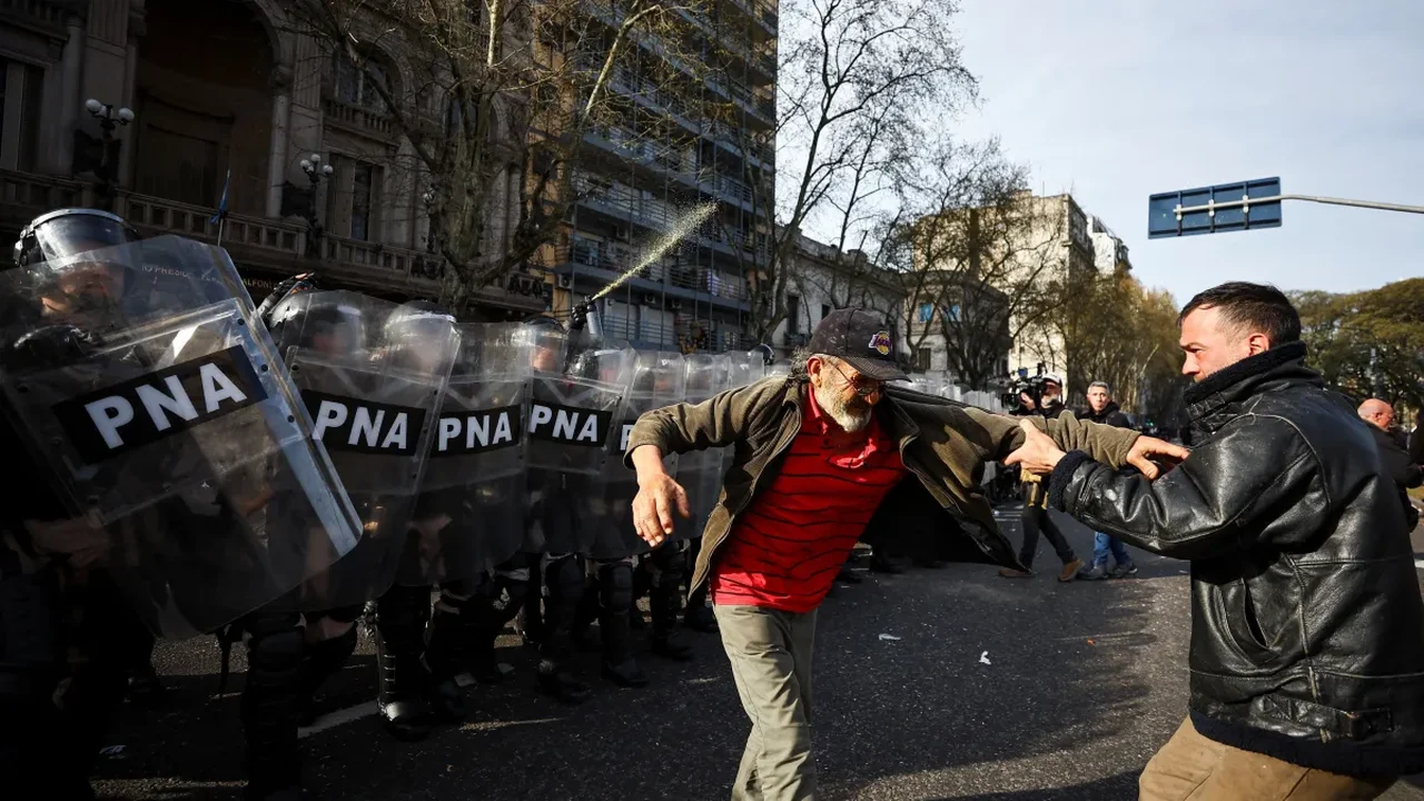 Manifestantes enfrentam repressão da polícia na Argentina após Congresso bloquear reajuste da aposentadoria