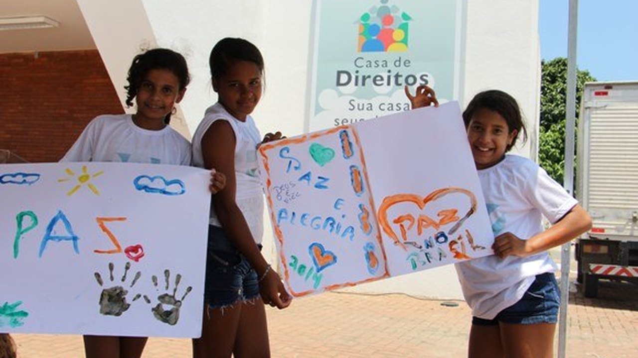 Crianças participam de atividades no Dia Internacional da Paz