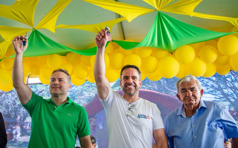 Em Poço das Trincheiras, Governo entrega casas a quilombolas e sementes a agricultores