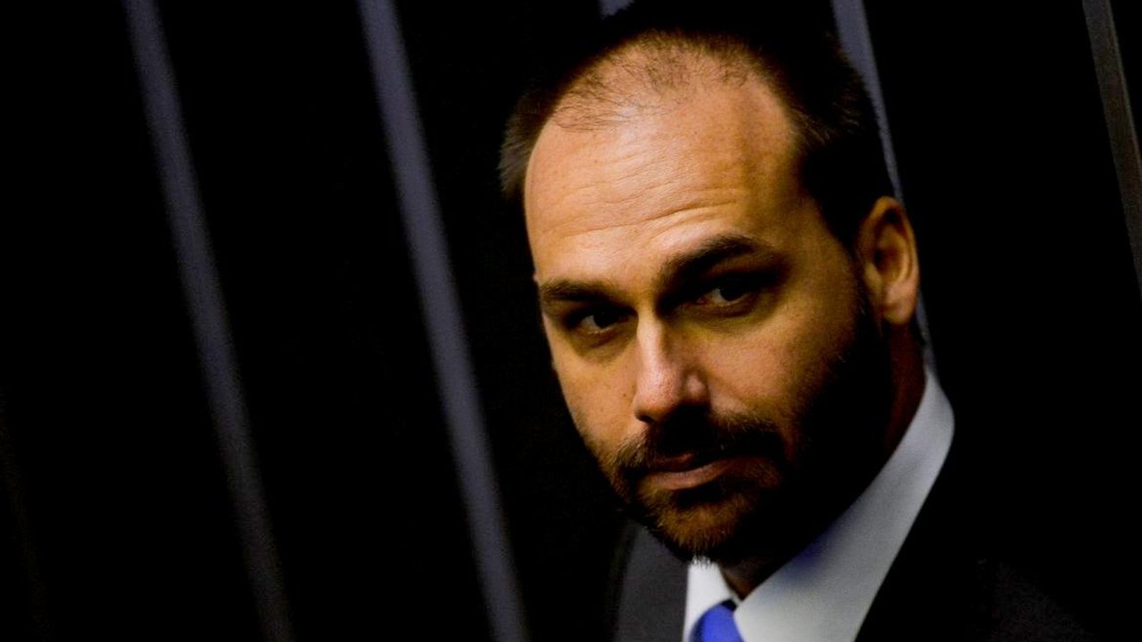Governo oficializa desligamento de Eduardo Bolsonaro da PF