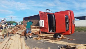 Caminhão carregado de madeira tomba na BR-101 em Nossa Senhora do Socorro / Foto: Foto: PRF/SE