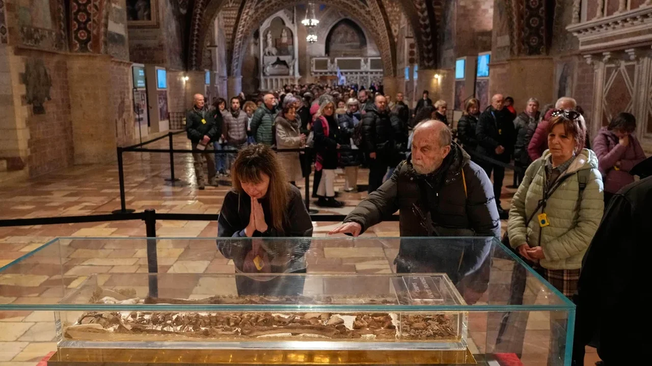 Exibição dos ossos de São Francisco de Assis confirma o fascínio duradouro das relíquias para os cristãos