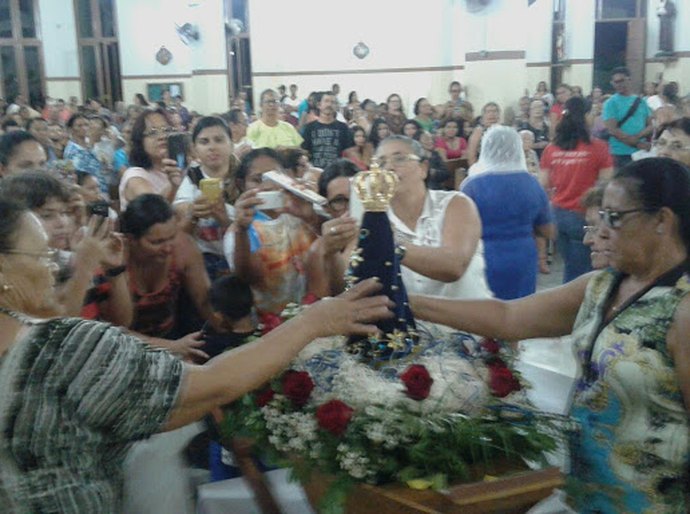 Imagem peregrina da Padroeira do Brasil percorre bairro do Farol
