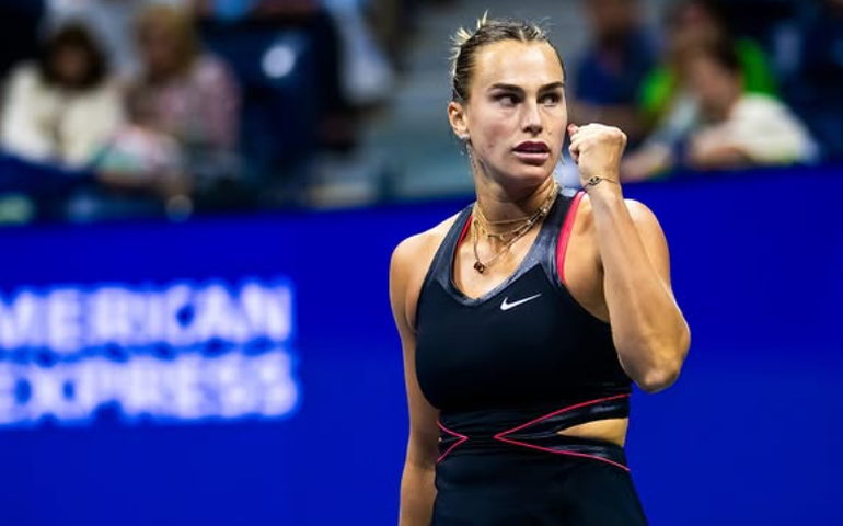 Sabalenka vê Vondrousova desistir e reedita decisão de 2024 com Pegula na semifinal do US Open