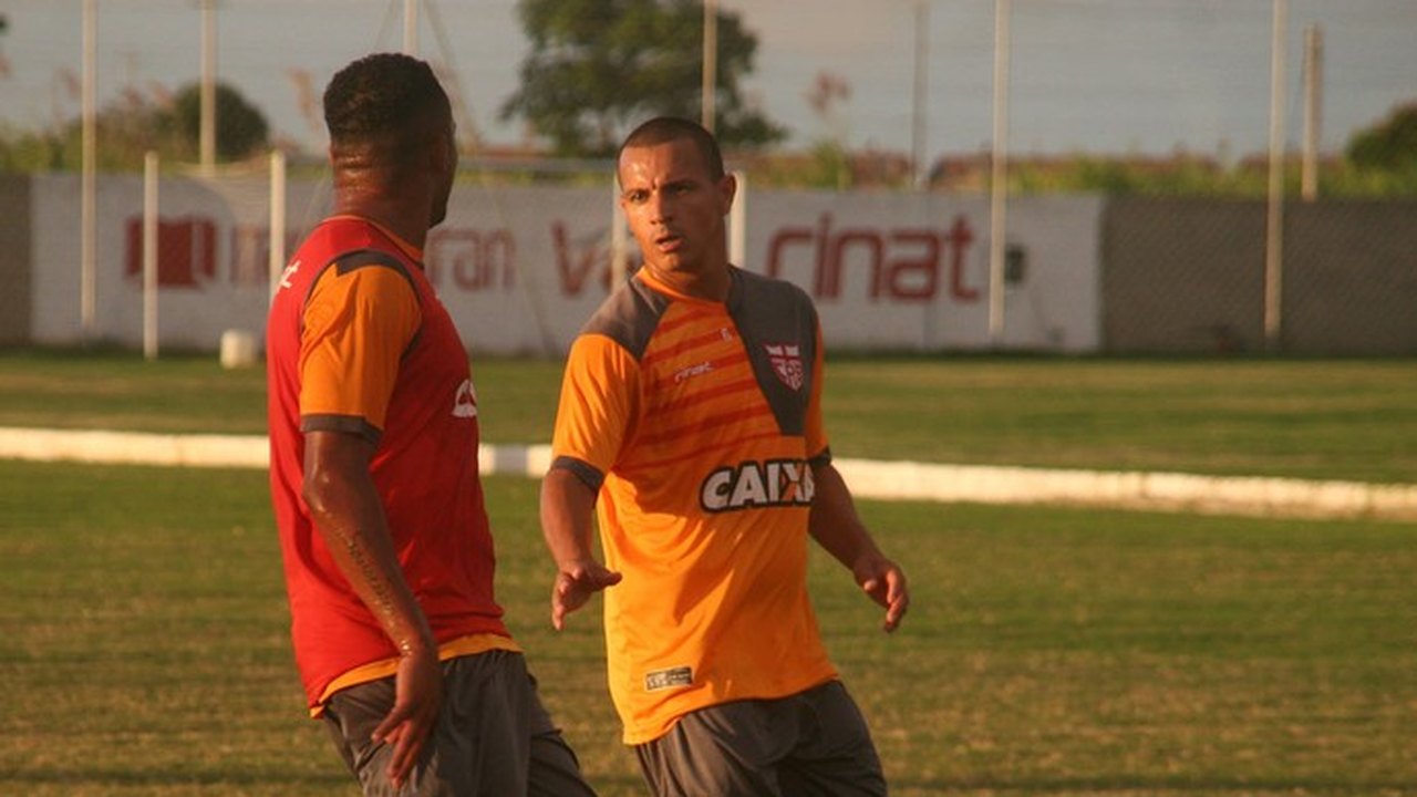 Possível titular contra o Criciúma, Éder garante que vai “alimentar o ataque”