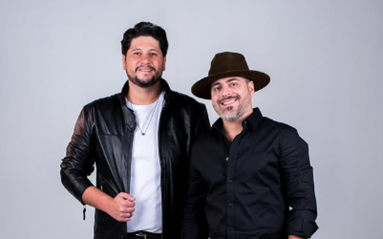 Cantor sertanejo Léo é atingido por chamas no palco e queima o rosto
